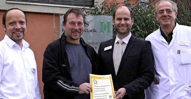 Mitarbeiter des Breisacher Krankenhaus...er sowie Chefarzt Dr. Bernhard Walter.  | Foto: privat