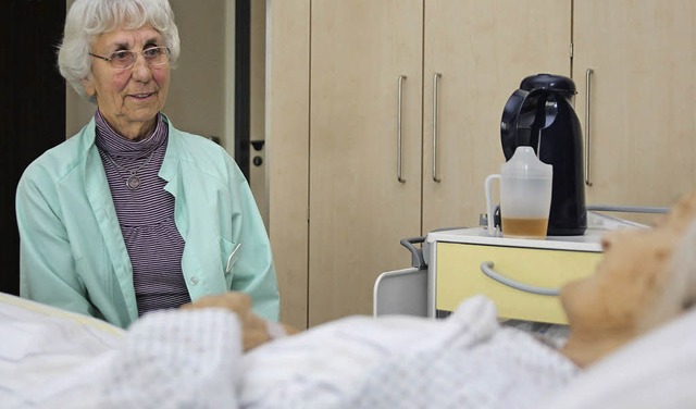 Marianne Sick von den Grünen Damen in ...ik nimmt sich Zeit für die Patienten | Foto: Michael Saurer Marianne Sick von den Grünen Damen in ...ik nimmt sich Zeit für die Patienten | Foto: Michael Saurer
