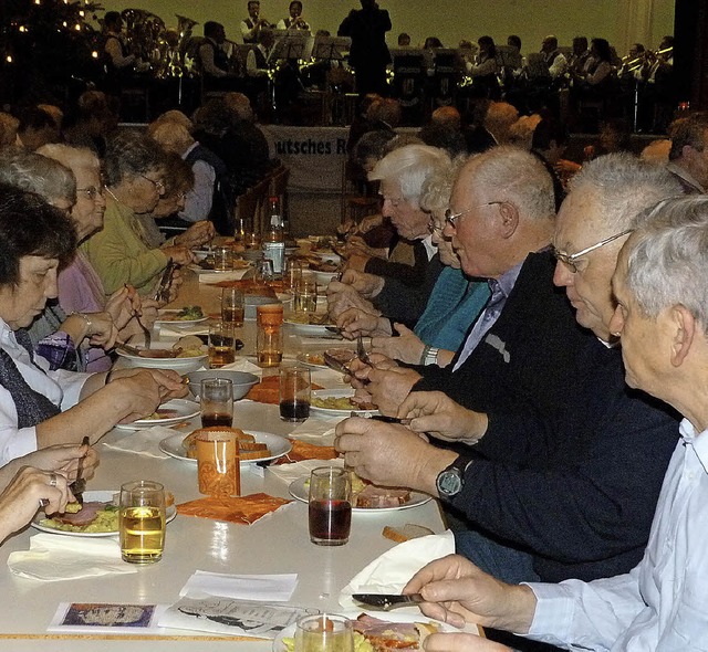 Fr die Seniorinnen und Senioren in G...ditionellen Adventsnachmittag gesorgt.  | Foto: Christine Weirich