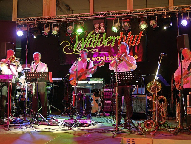 Mit feinstem Trompeten- und Posauensou...Waggis in der Flerhalle in Wallbach.  | Foto: hildegard siebold