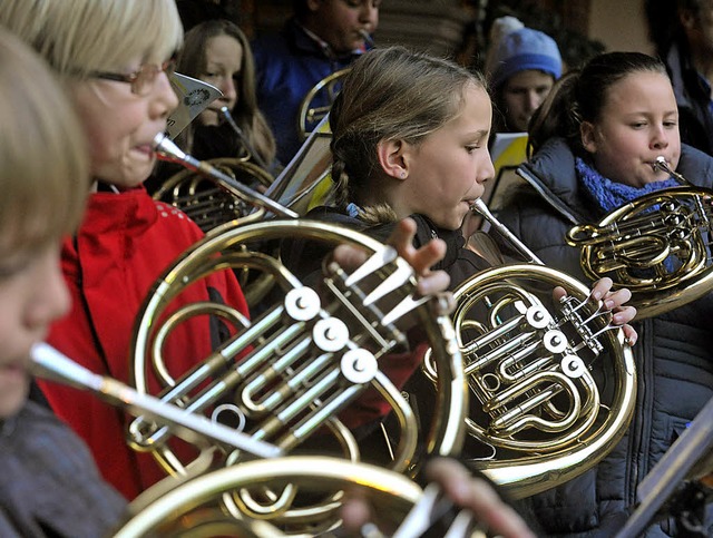Die Waldhorngruppe der Musikschulen Fr...eder unter den Arkaden des Rathauses.   | Foto: Michael Bamberger