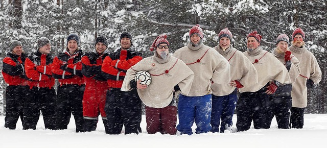 Schneidig, trotz bitterer Klte: Die Kicker des FC Santa Claus   | Foto: dpa