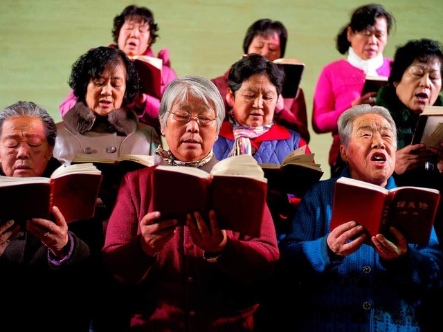 Christen in der Provinzstadt Quindao-City singen im Chor.  | Foto: dpa