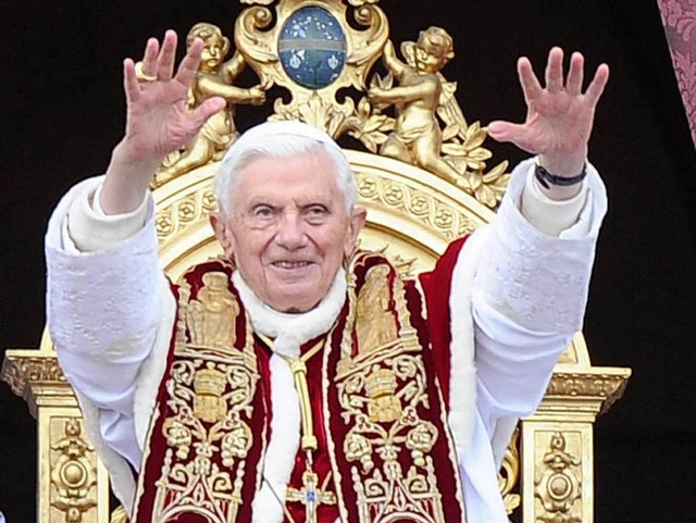 Benedikt XVI. beim ppstlichen Segen in Rom.  | Foto: dpa
