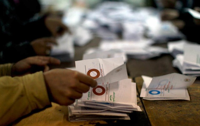 Die Auszhlung der abgegebenen Stimmen...ie neue gyptische Verfassung ergeben.  | Foto: AFP