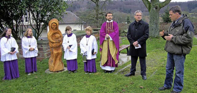 Holzknstler Markus Mner stellte die...istrantinnen und Ministranten segnete.  | Foto: Reiner Merz