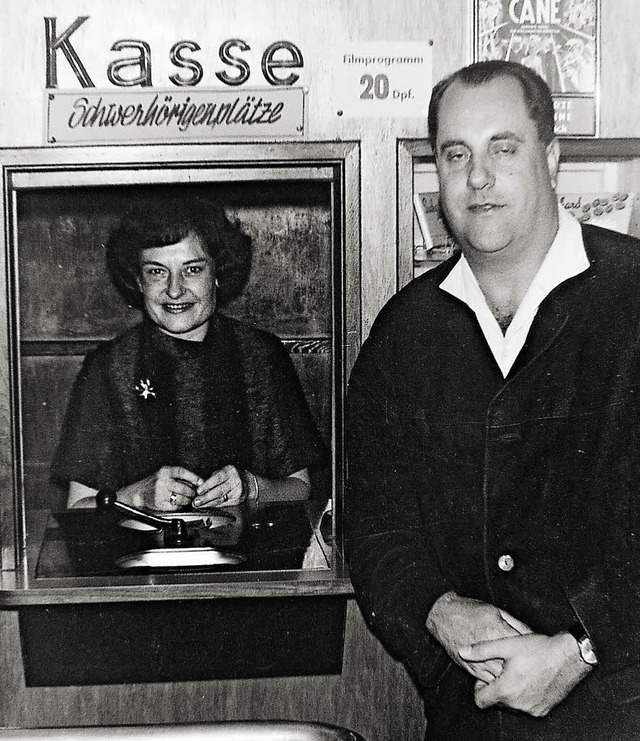 Karl-Ernst Ambs mit Frau an der Kinokasse  | Foto: Armin Mller