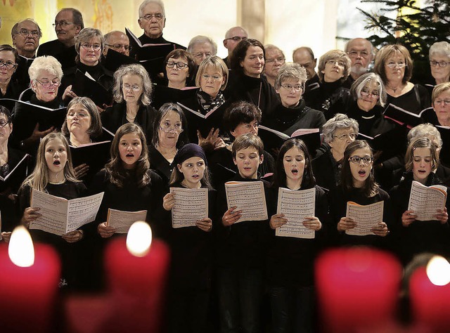 Jugend- und Erwachsenenkantorei singen in der evangelischen Stadtkirche.   | Foto: Christoph Breithaupt