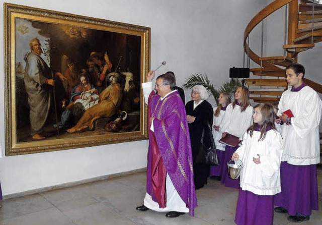 Pfarrer Marian Rybak segnet in der  Pf...Gemlde &#8222;Christi Geburt&#8220;.   | Foto: Silke  Hartenstein