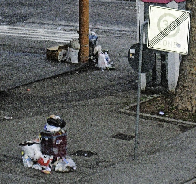 berquellende Mlleimer an Weihnachten   | Foto: Buchheimer