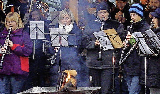Der Musikverein Tegernau erwrmte mit Melodien die Herzen der Hohenegger.   | Foto: Sonja Eiche