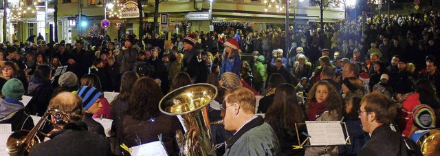 Fr die Neustdter ist das Weihnachtsl...gabend einen liebgewonnene Tradition.   | Foto: Eva Korinth