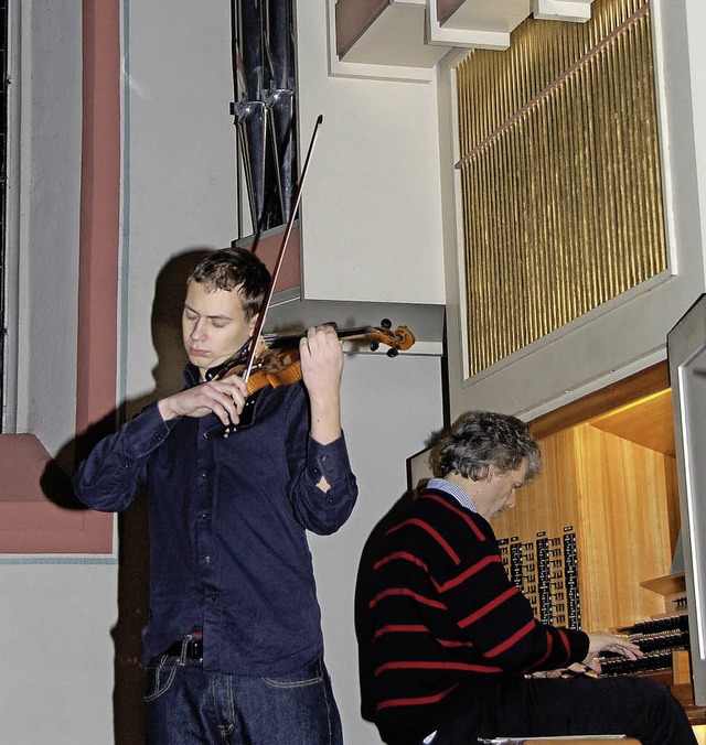 Daniel Auner (Geige) und Hannfried Luc...orgel in der  Denzlinger Georgskirche   | Foto: FRank Kiefer