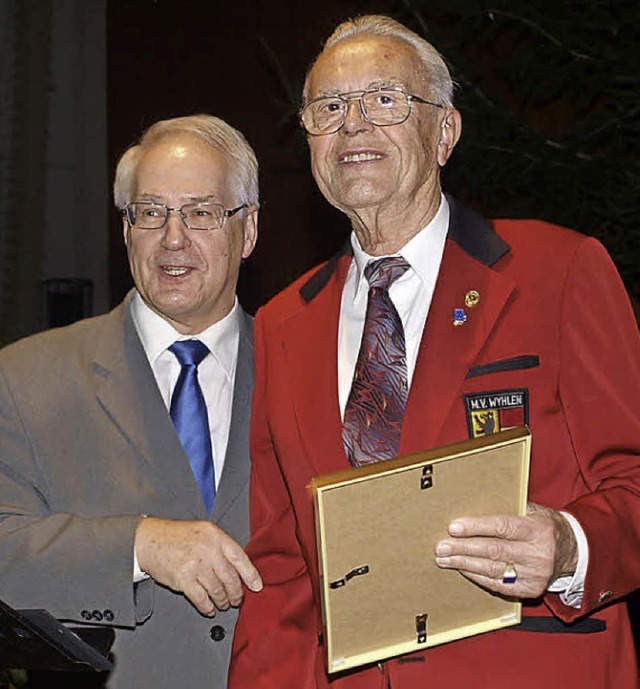 Fr 70 Jahre aktive Jahre ehrte Helmut Steinmann (links) Walter Brender.   | Foto: Albert Greiner