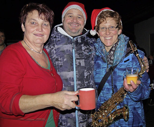Silvia Sutter (links) berrascht Musik...eunde mit Weihnachtlichem Eierpunsch.   | Foto: Petra Wunderle