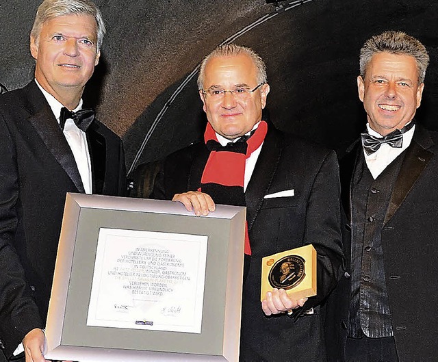 Fritz Keller (Mitte) erhielt die Brillat Savarin Plakette.  | Foto: zink