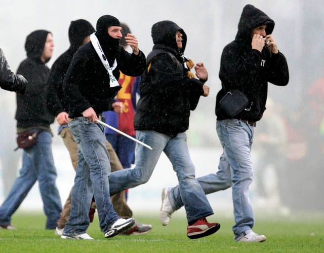 Nicht nur ein Problem in Deutschland: gewaltbereite Fans des FC Basel.  | Foto: AFP