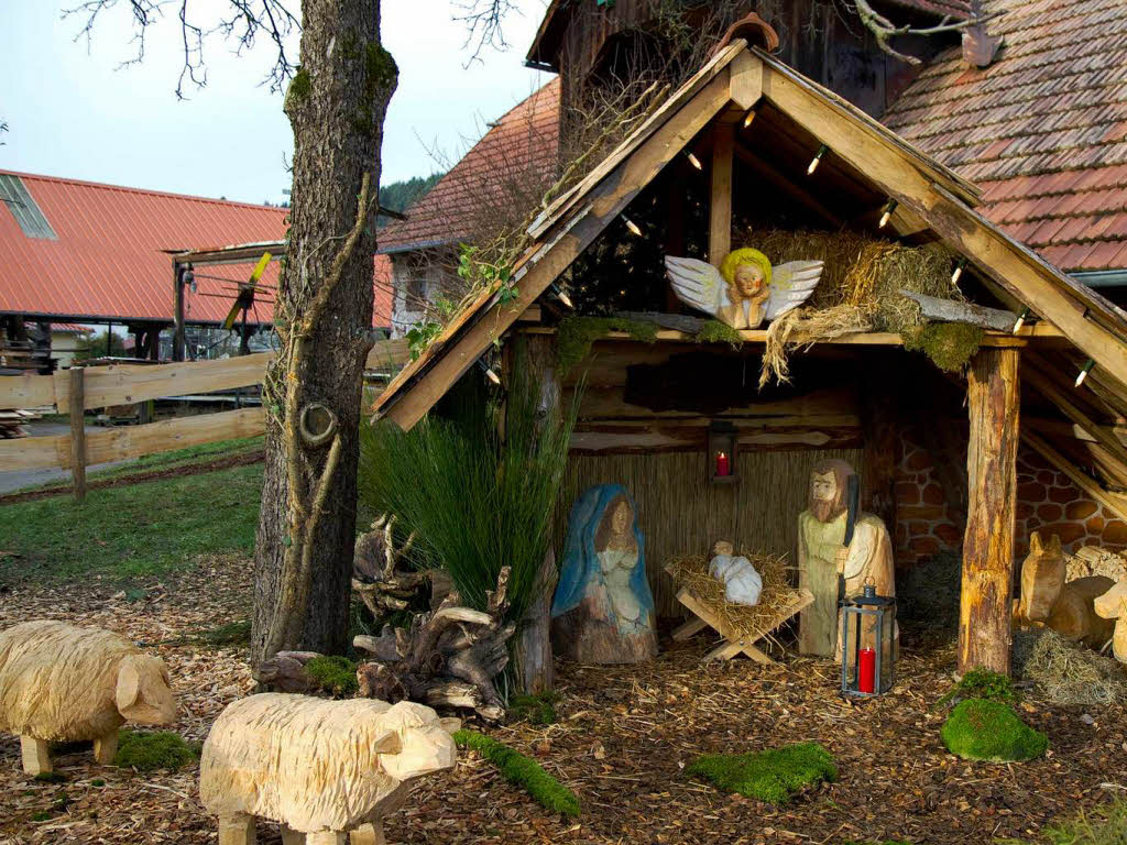 Liebevoll gestaltet stellen Krippen die Weihnachtsgeschichte nach, wie hier die groe handgefertigte Holzkrippe beim Sgewerk