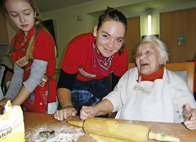 Weihnachtsbckerei im Seniorenheim:  H...waren mit groer Freude bei der Sache.  | Foto: Privat
