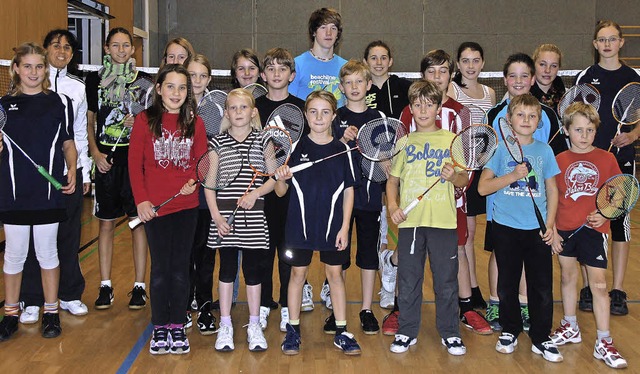 Silvia Neuser  (Zweite von links) trainiert den Badmintonnachwuchs.   | Foto: Frey