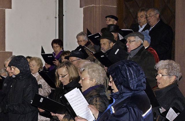 Der Chor brombach beim Weihnachtsmusizieren.   | Foto: Paul Schleer