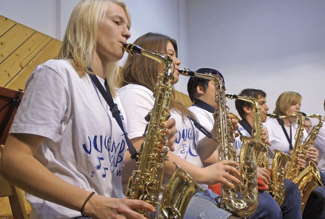 Auch die 40 Musiker/innen starke Jugen... Wieden mit einem souvernen Auftritt.  | Foto: Verena Wehrle