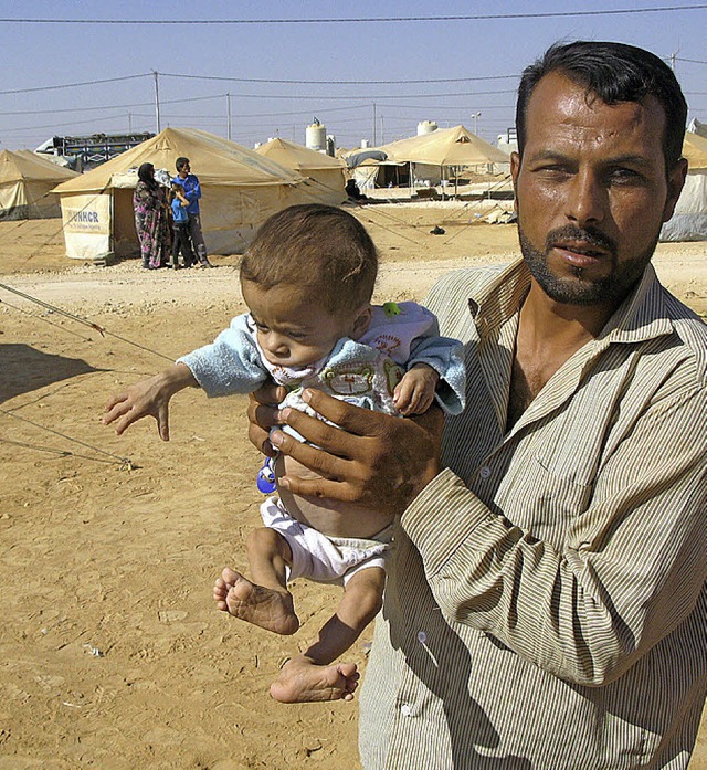 Dieser Mann aus  Aleppo ist mit seinem kleinen Sohn nach Jordanien geflohen.  | Foto: DPA