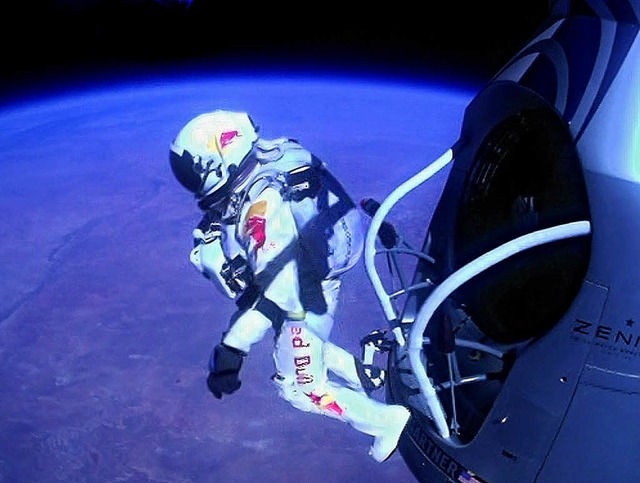 Felix Baumgartner beim Absprung aus 39 Kilometern Hhe  | Foto: dpa