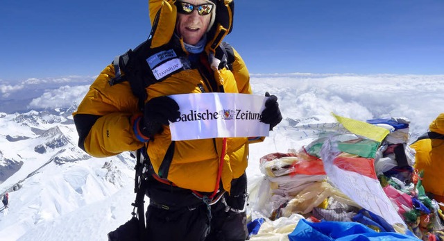 Mit auf dem Gipfel: Richard Stihler und ein Banner der Badischen Zeitung  | Foto: RICHARD STIHLER