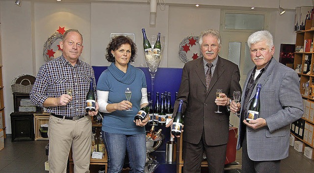 Einen (neuen) Muskateller-Sekt prsent...d Reichenbach und Knstler Hans Wahl.   | Foto: Christian Ringwald