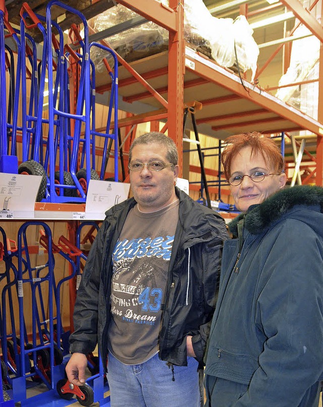 Ines und Walter Fabian-Eiche sind dabe...em Kauf einer Sackkarre anzufreunden.   | Foto: Peter Gerigk