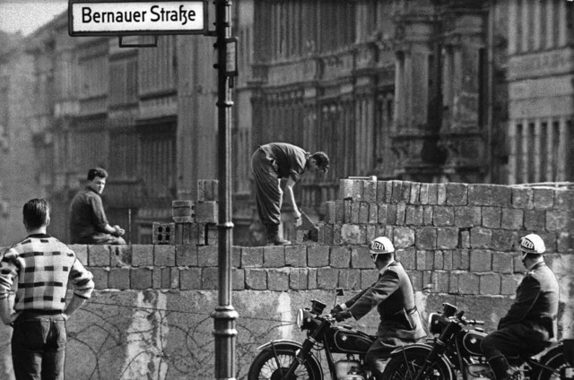 1961 wurde in Berlin die Mauer gebaut, doch die DDR-Brger flchteten weiterhin.  | Foto: dpa(2)/Dapd