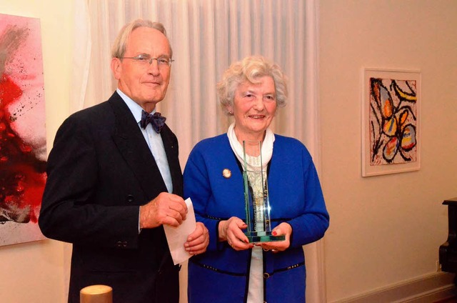 Fr die Grnen Damen nahm Marie-Luise Raupach den Brgerpreis 2012 in Empfang.  | Foto: Ingrid Bhm-Jacob