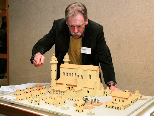 Bert Geurten, Vorsitzender des Vereins...gische Klosterstadt, zeigt das Modell.  | Foto: dpa