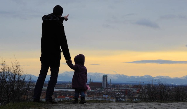 Vater und Tochter blicken bei einem Ausflug auf  Mnchen herab.  | Foto: dpa