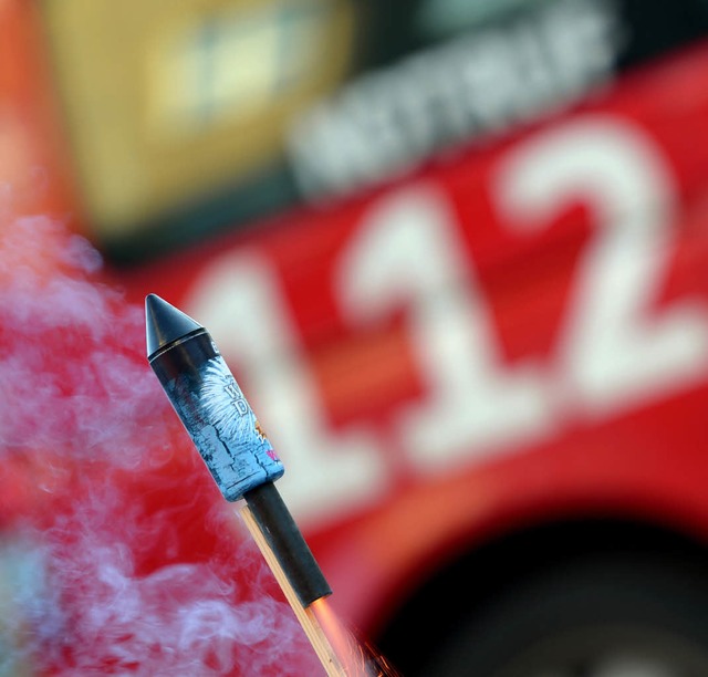 Die Feuerwehren in Steinen und Maulbur...im Umgang mit Bllern, Raketen und Co.  | Foto: Britta Pedersen/dpa