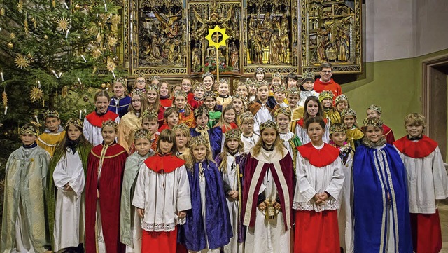 Sternsinger Offenburg mit Dekan Matthias Brkle (rechts hinten)  | Foto: Barbara Puppe