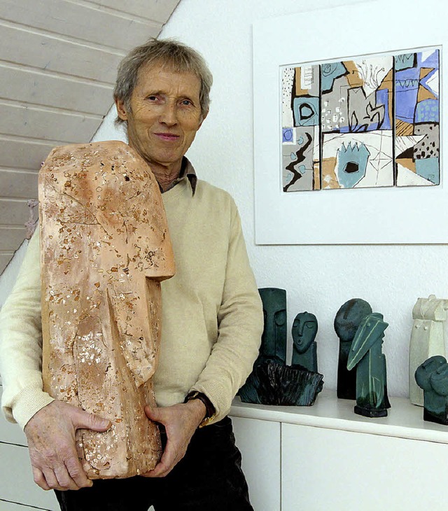 Heinz Kaufmann im Atelier mit einer Auswahl seiner Arbeiten   | Foto: Peter Heck