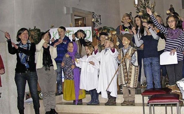 Kinder und Jugendliche aus Lembach fh...in Weihnachtsspiel in der Kirche auf.   | Foto: Ilona Seifermann