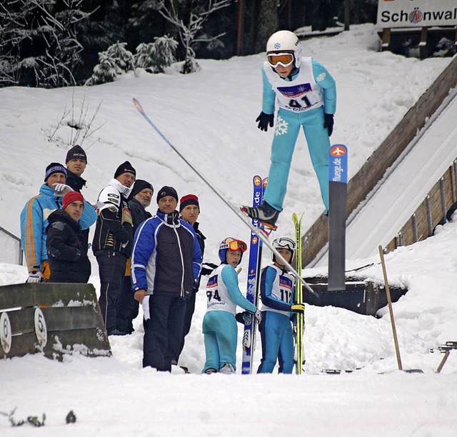 Dynamischer Absprung: Quirin Modricker vom SC Hinterzarten  | Foto: junkel