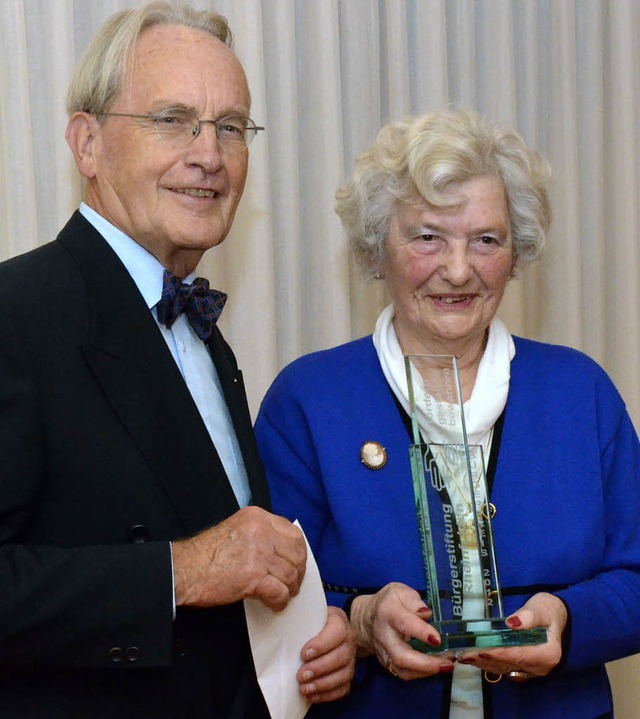 Freudiger Augenblick: Marie-Luise Raup...Henche den Brgerpreis 2012 entgegen.   | Foto: Ingrid Bhm-Jacob