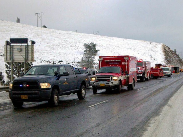 Rettungsfahrzeuge auf dem Weg zur Unfallstelle.  | Foto: dpa