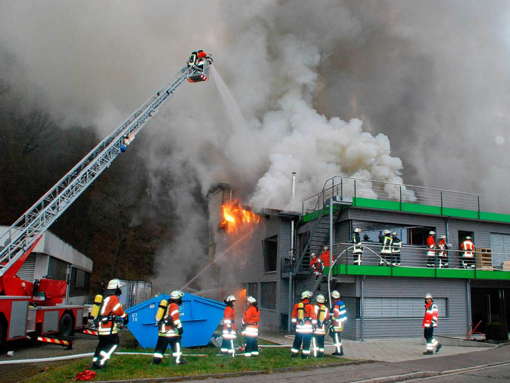 Trotz schnellen Eingreifens der Feuerwehr, die mit einem Groaufgebot anrckte,  war der Betrieb nicht mehr zu retten.