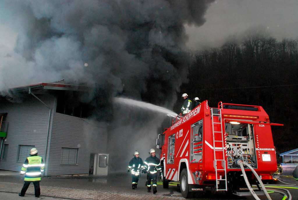 Rauch ber dem Wiesental: Beim Grobrand in einer Zimmerei kamen zwar keine Menschen zu Schaden – doch der Schaden geht in die Millionen.