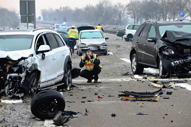 Eine Bundesstrae als Trmmerfeld: Dre...h von Ulm bei einer Massenkarambolage.  | Foto: dpa