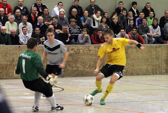 Kicken in Hchstform: Rund 1800 Gste ...zheim gegen den Fuballverein Nimburg.  | Foto: Thilo Bergmann