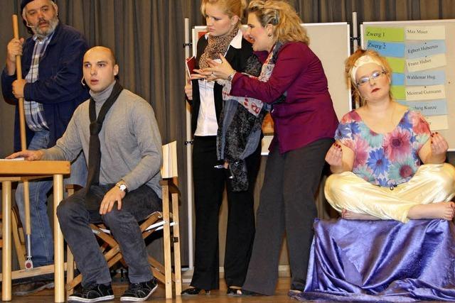 Sportler spielen Theater im Theater