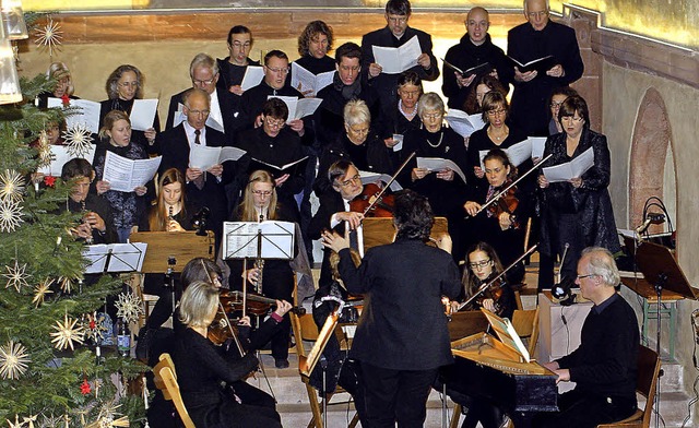 Projektchor und Orchester  beim Jahresabschlussgottesdienst.   | Foto: Heidi Fssel