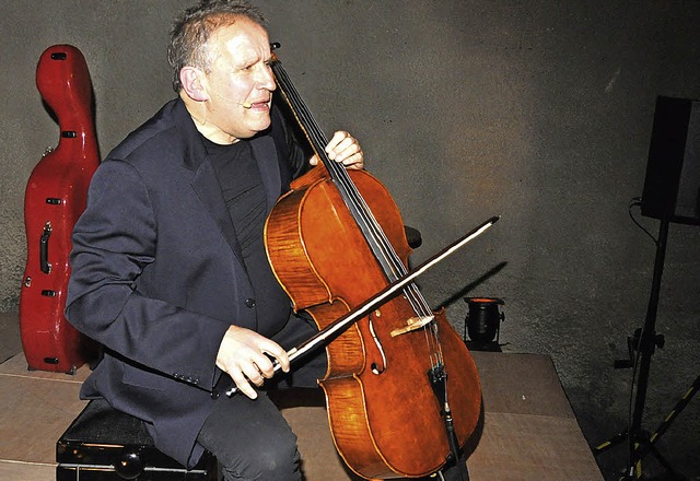 Bissig und mit cellistischer Untermalu...ein Silvester-Special  im Bergkeller.   | Foto: kai kricheldorff