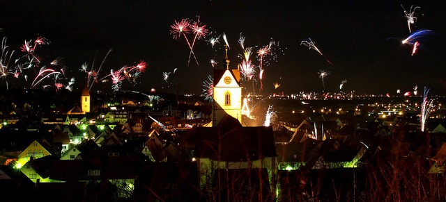 Jede Menge Pyrotechnik setzte in der S...rnacht die Endinger Altstadt in Szene.  | Foto: Patrick Ehret